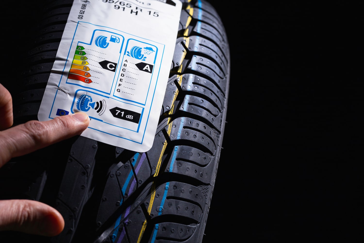 Illustration for the article "The EU tyre label, on paper: what Regulation (EU) 2020/740 requires and how to read it" from Gravic Group
