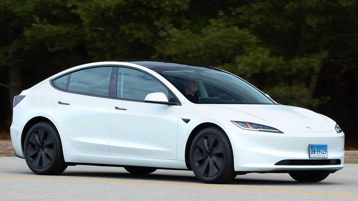 Illustration for the article "The 2025 Tesla Model 3 earns the IIHS Top Safety Pick award: the US results, criterion by criterion" from Consumer Reports