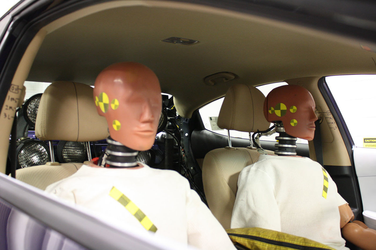 Illustration for the article "How Euro NCAP tests a car, on paper: crash tests, dummies, vehicle selection and the 2026 protocol changes" from Phys.org