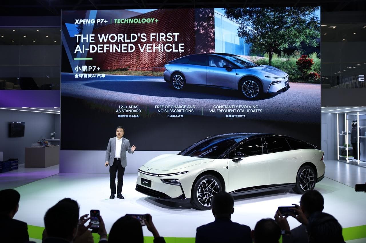 Illustration for the article "XPENG P7+ makes its European debut at the Brussels Motor Show: 25 markets, April 2026 deliveries, Graz production and a €43,990 starting price" from XPENG