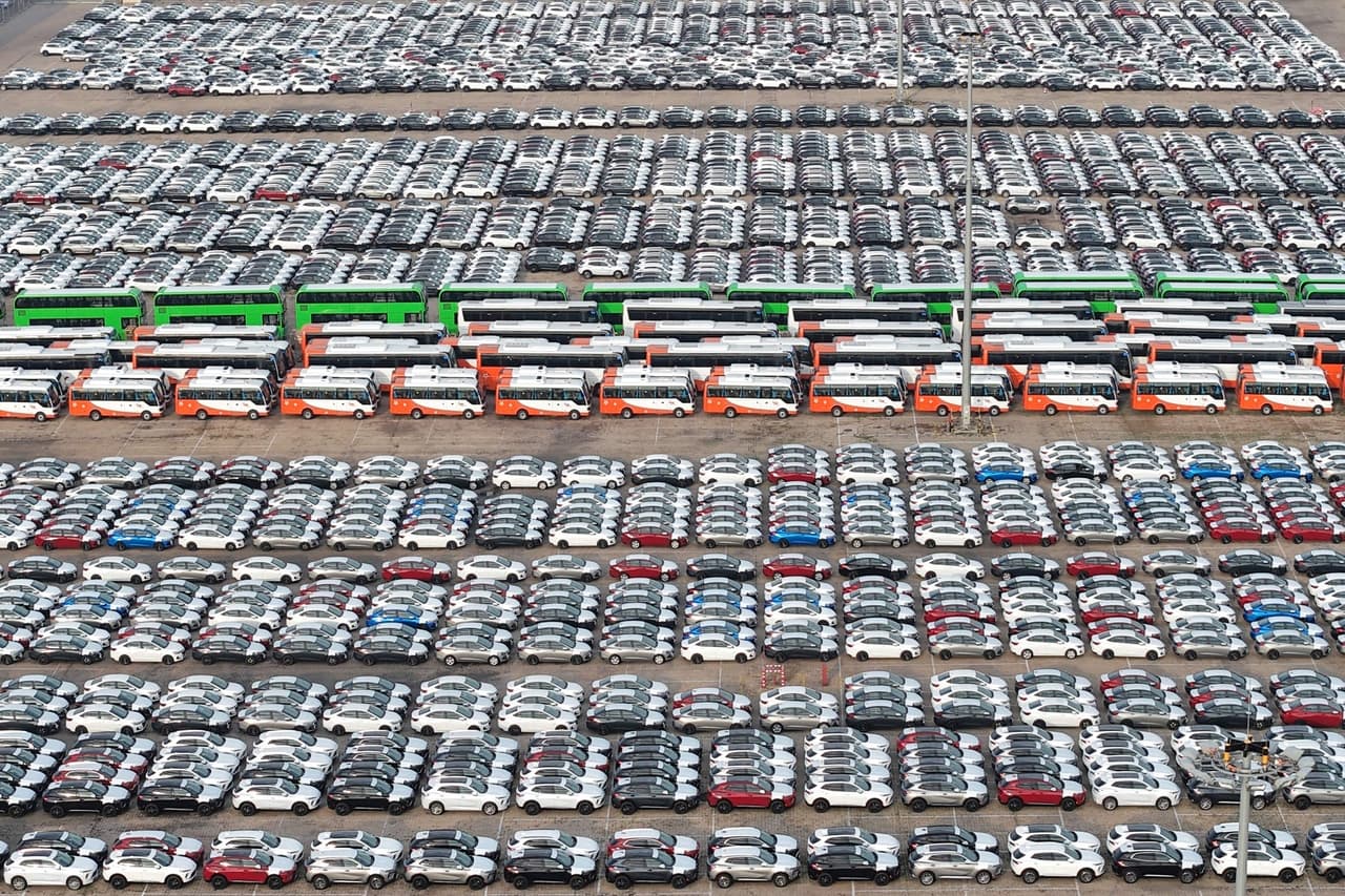 Illustration for the article "Stellantis reports Q3 2026 estimated consolidated shipments of 1.3 million units, down 1% year-over-year" from HERALD