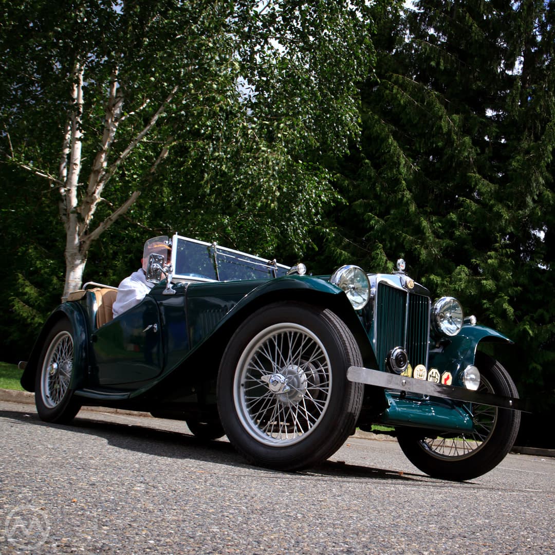 Illustration for the section "From British sports cars to a Chinese owner" from Old Motors